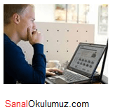 laptopta internette gezinen adam